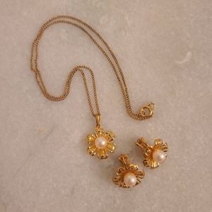 1970s Vintage Daisy Necklace and Earrings Set